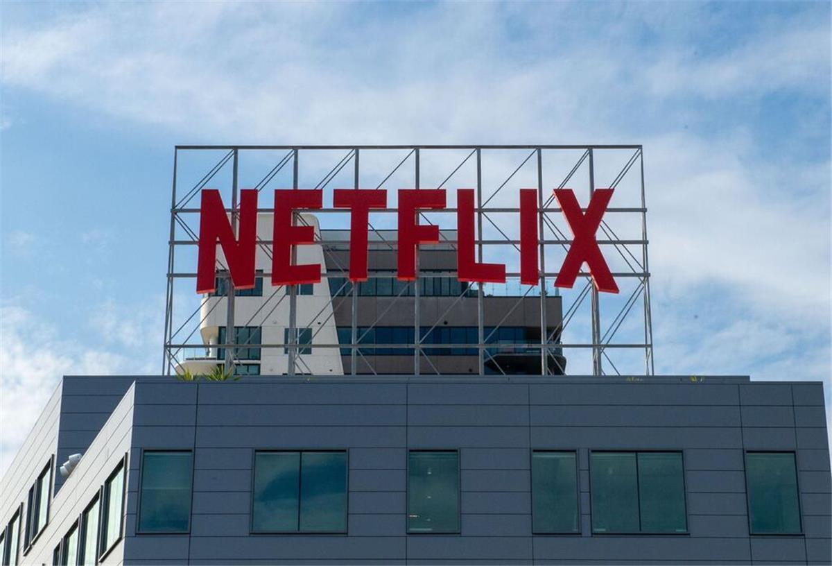 Neue Netflix-Änderung betrifft Millionen Kunden: Worauf sich Nutzer 2026 einstellen müssen Das Logo von Netflix ist auf einem Gebäude des Videostreaming-Anbieters zu sehen.