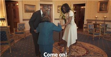 Nette Tanzstunde: Michelle und Barack Obama lassen sich von Virginia McLaurins Lebensfreude anstecken.