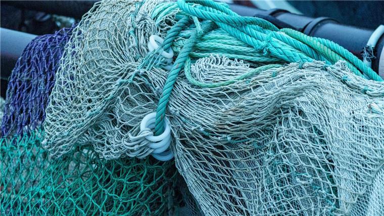 Fangverbote zum Schutz von Aalen in Nord- und Ostsee Netze lagern auf der Pier des Fischereihafens.