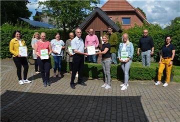 Netzwerkkoordinator Werner Köhler übergibt die Auszeichnungen an die Kindertagesstätten.