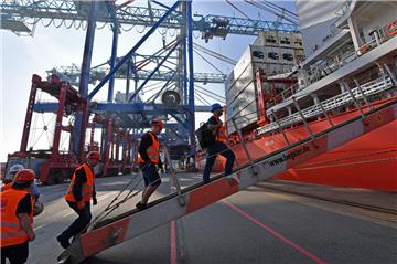 Neu angekommene Schiffe werden in Bremerhaven kontrolliert.