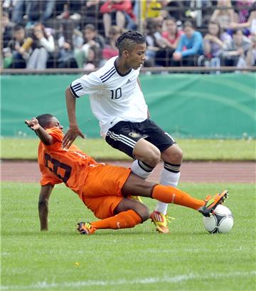 Neu-Nationalspieler Benjamin Henrichs (rechts) zeigte sein Können schon vor vier Jahren bei einem U15-Länderspiel im Nordseestadion in Bremerhaven.
