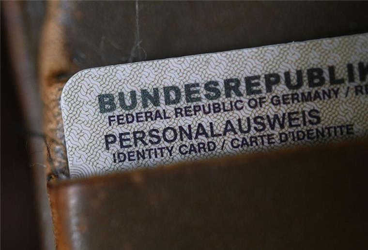 Personalausweis per Post: Direktzustellung ab Mai möglich Wer einen Ausweis beantragt, muss künftig nicht mehr zweimal zum Amt: Die Post liefert Personalausweise und Reisepässe direkt nach Hause.