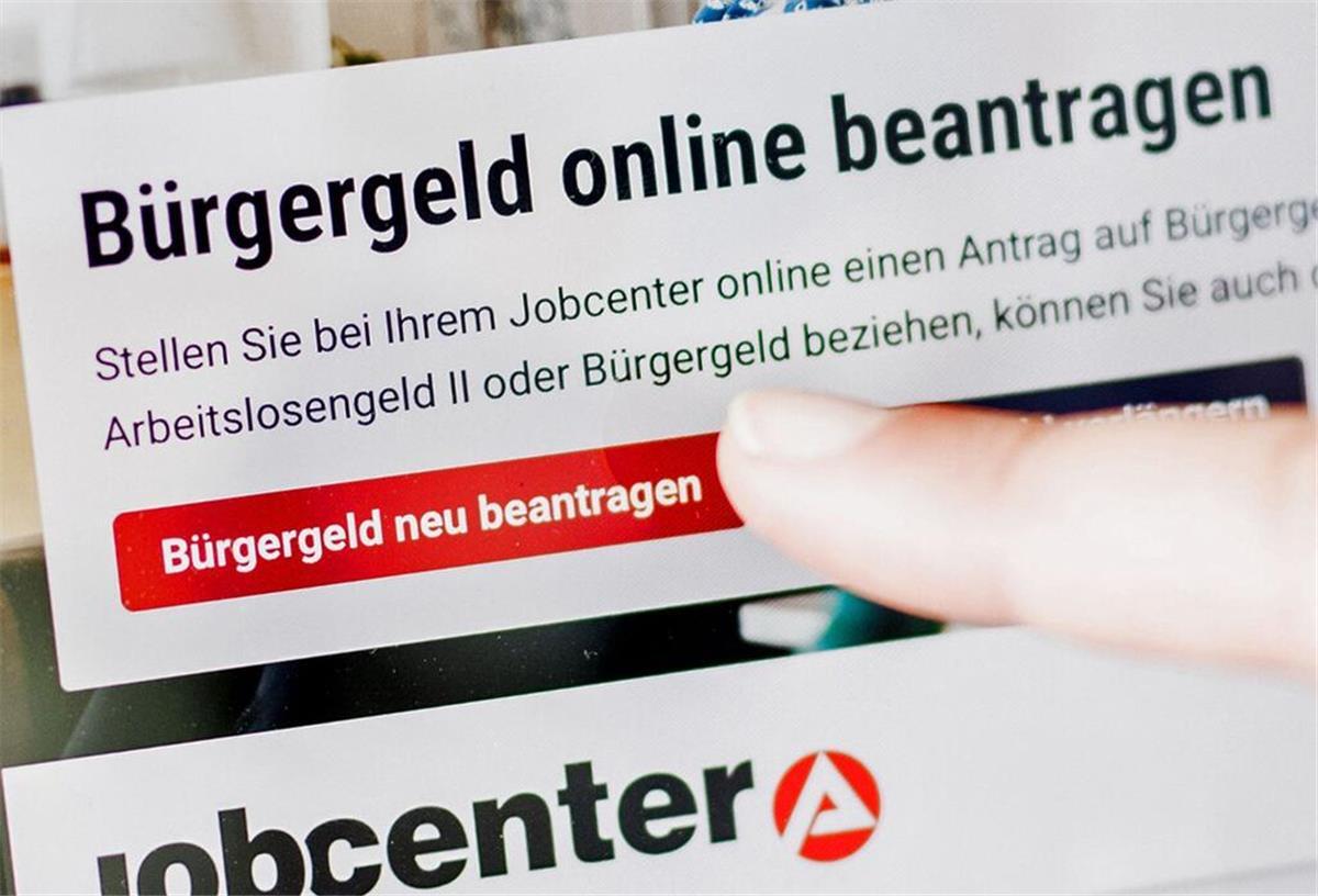 Eine Frau tippt auf einem Tablet auf einen Link zum Beantragen des Bürgergeldes.