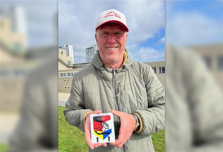 Beschilderung für Bremerhavens einzigen offiziellen Wanderweg: Frank Reininghaus wandert mit einer Aluleiter 125 Kilometer durch die Stadt, um 100 Tafeln anzubringen