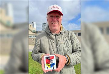 Beschilderung für Bremerhavens einzigen offiziellen Wanderweg: Frank Reininghaus wandert mit einer Aluleiter 125 Kilometer durch die Stadt, um 100 Tafeln anzubringen
