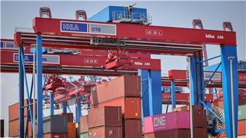 Neue elektrische Lagerblöcke am Container Terminal Burchardkai der Hamburger Hafen und Logistik AG (HHLA).