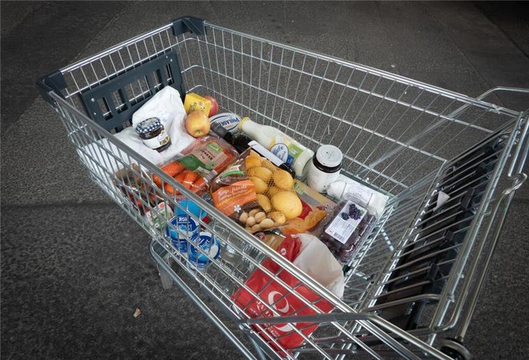 Ein Einkaufswagen voller Lebensmittel.