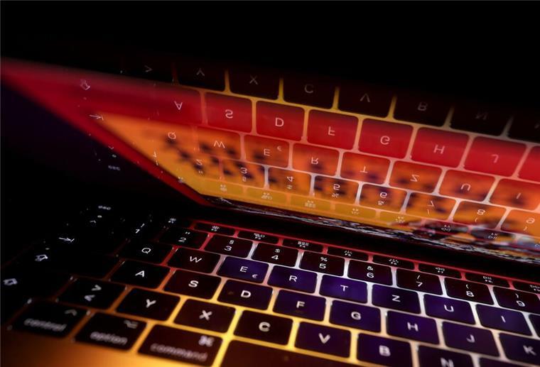 Verbraucherzentrale warnt: Neue Fakeshops für Holz, Pellets und Heizöl Die Tastatur eines Laptops spiegelt sich auf dem Bildschirm des Computers.