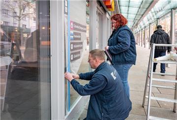 Neue Hinweisschilder sollen in der Innenstadt den Weg weisen. Peter Kusajda bringt diese mit seiner Mitarbeiterin Nina Thomann auf.
