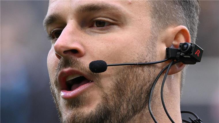 „Komplett anders“: TV-Innovation bei Diegos Abschiedsspiel Neue Innovation bei Fußball-Übertragungen: Die RefCam am Ohr des Schiedsrichters.