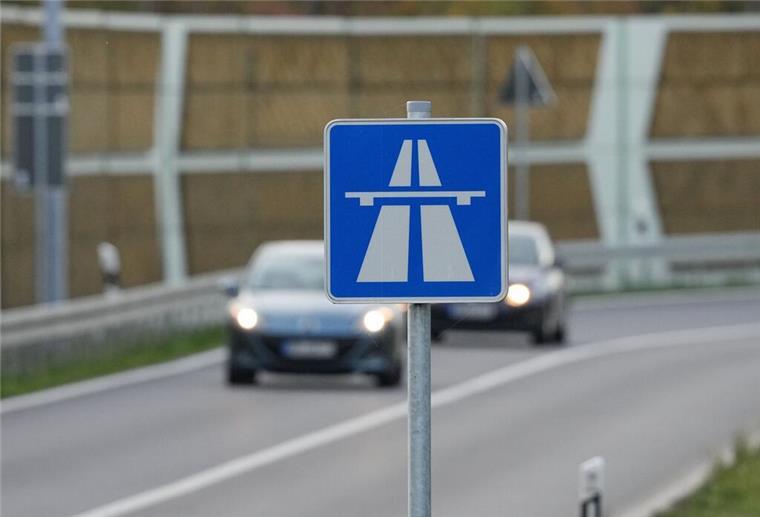 Hohe Strafen drohen: Deutsche Autobahnen bekommen unsichtbare Kontroll-Fallen Ein blau-weisses Schild weist auf den Beginn der Autobahn hin.