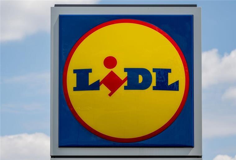 Eine Stele mit dem Logo des Discounters Lidl steht vor einer Filiale in Leipzig. Eine neue Gebühr bei Lidl sorgt für Aufregung. Wer Plastikbeutel für Obst und Gemüse nutzt, muss jetzt zahlen. 