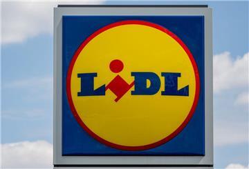 Eine Stele mit dem Logo des Discounters Lidl steht vor einer Filiale in Leipzig. Eine neue Gebühr bei Lidl sorgt für Aufregung. Wer Plastikbeutel für Obst und Gemüse nutzt, muss jetzt zahlen. 