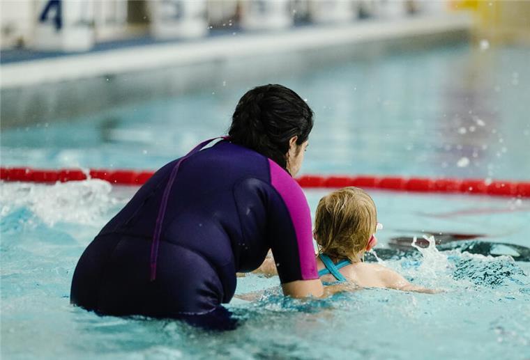 Bremerhaven: Neue Seepferdchen-Kurse starten ab März Eine Kursleiterin übt im Schwimmbad des Olympiazentrums bei einem Anfängerschwimmkurs für Kinder des SV Nikar Heidelberg mit Teilnehmerin Leontine.