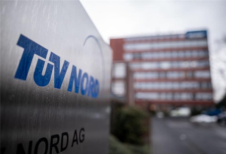 Neue strenge TÜV-Regel: Millionen Autofahrer vor teuren Änderungen Das Logo des Tüv Nord ist vor der Zentrale in Essen zu sehen.