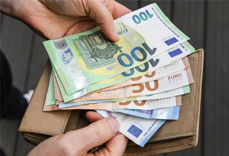 Neue Unterhalts-Regel gilt seit Jahresbeginn! In diesem Fall müssen Eltern mehr zahlen Eine Person hält Geldscheine ins Bild. Einige Eltern müssen seit Jahresbeginn mehr Unterhalt zahlen.