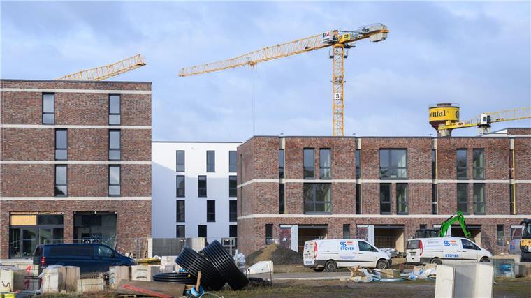 Neue Wohnungen werden vielerorts benötigt, doch der Neubau in Niedersachsen stockt. (Archivbild)