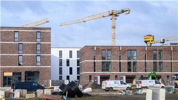 Neue Wohnungen werden vielerorts benötigt, doch der Neubau in Niedersachsen stockt. (Archivbild)