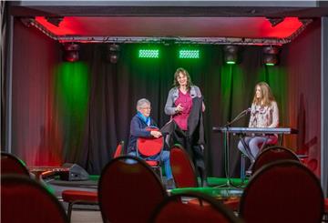 Neuer Bürger-Verein "Die 10ne" richtet in Ex-Kultbar in Eigeninitiative ein Kleinkunsttheater in der Lloydstraße 10 ein. Im Bild (von links): Bianca Examitzka am Piano mit Marie Hirschmeier und Ute Seedorff zeigen die neugestalteten Räumlichkeiten. Foto: Hartmann