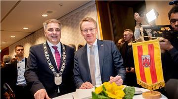 Neuer Grünkohlkönig: Daniel Günther (CDU, rechts) 