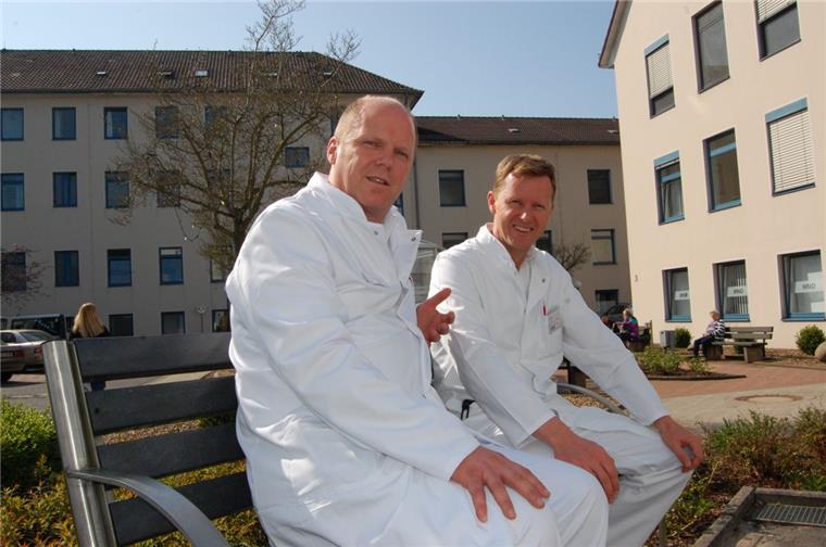 Braker Hospital: Neuer Kollege im Ärzte-Team Neuer Leitender Oberarzt für Allgemein- und Viszeralchirurgie am Braker Hospital ist Dr. Thomas Fox (links). Chefarzt Dr. Jan Henrik Herrfurth freut sich, mit dem 52-Jährigen einen erfahrenen Operateur und Spezialisten im Team zu haben.
