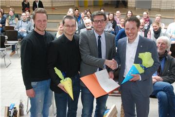 Neuer Rektor in der Haupt- und Realschule Loxstedt (von rechts): Schulleiter Richard Schulze hat Urkunde und Händedruck von Regierungsschuldirektor Manfred Kück bekommen. Konrektor Jörn Thaler und Schülersprecher Nils Kösterke (17) waren unter den ersten Gratulanten.