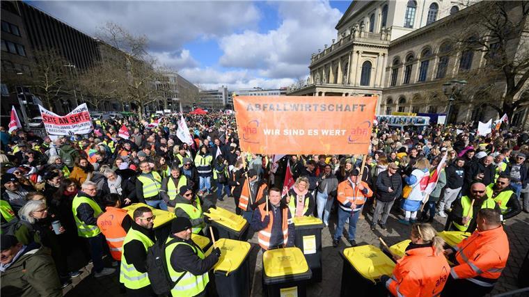 Warnstreik im öffentlichen Dienst - Tausende bei Kundgebung Neuer Warnstreik in Niedersachsen: Vielerorts steht der öffentliche Nahverkehr still, auch Kitas oder die Müllabfuhr sind betroffen.