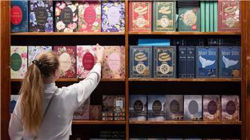 Neuerscheinungen entdecken, bei Lesungen und Diskussionen zuhören, Bücher signieren lassen: die Buchmesse ist vielfältig. (Archivbild)