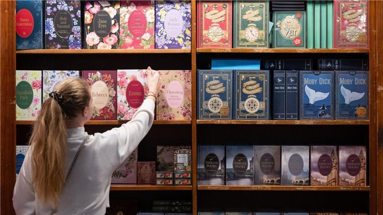 Buchmesse startet mit Appell für Dialog in Krisenzeiten Neuerscheinungen entdecken, bei Lesungen und Diskussionen zuhören, Bücher signieren lassen: die Buchmesse ist vielfältig. (Archivbild)