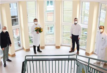 Neues Gesicht an der Helios-Klinik: Hermann Sverlik (Zweiter von links) ist jetzt Chefarzt der Inneren Medizin. Auf die Zusammenarbeit freuen sich (von links) Personalleiter Oliver Ebken, Klinikgeschäftsführer Georg Thiessen und Ärztlicher Direktor Dr. Orhan Kahraman. 