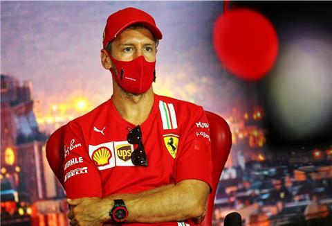 Sebastian Vettel bei einer Pressekonferenz von Ferrari. 