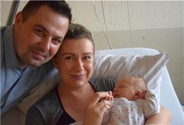 Neujahrsbaby 2022: Die Eltern Emilia und Piaskowy Kazimierz freuen sich über die Geburt ihrer Tochter Olivia.