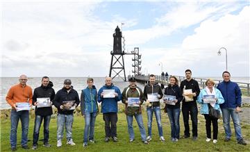 Neun der zehn prämierten Fotografen nahmen am Leuchtturmfest teil und konnten ih...