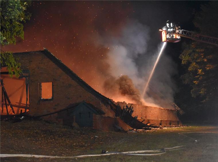 Neun Feuerwehren inklusive der Drehleiter aus Zeven waren im Einsatz, um die Scheune in Baaste bei Farven zu löschen.