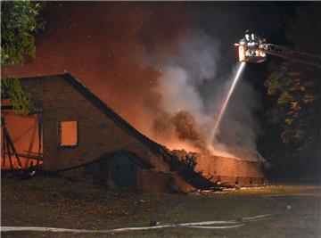 Neun Feuerwehren inklusive der Drehleiter aus Zeven waren im Einsatz, um die Scheune in Baaste bei Farven zu löschen.