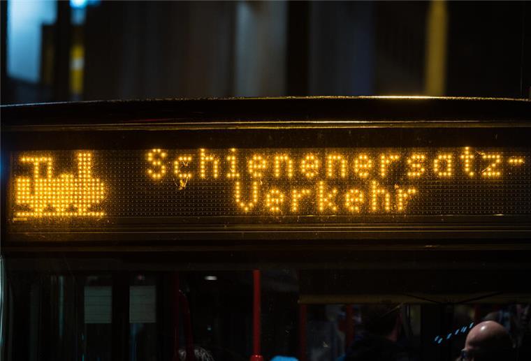 Das Schriftbanner an einem Bus weißt auf den Schienenersatzverkehr hin.