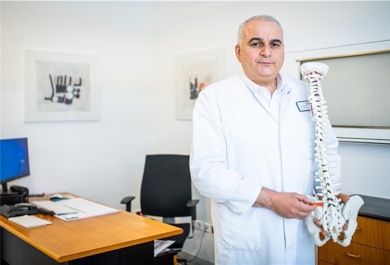 Homeoffice verursacht Rückenprobleme Neurochirurg Dr. Abdurrahman Er, registriert mehr Patienten mit Beschwerden an der Wirbelsäule, seitdem die meisten im Homeoffice sind.