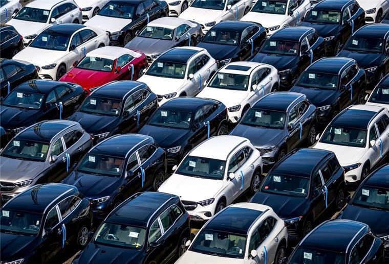Autotransport künftig mit der Fähre? BLG will die Straßen entlasten Neuwagen am Autoterminal in Bremerhaven. BLG Logistics will für den Transport zum Luneort künftig eine Weserfähre einsetzen. Die Generalprobe ist am Dienstag.