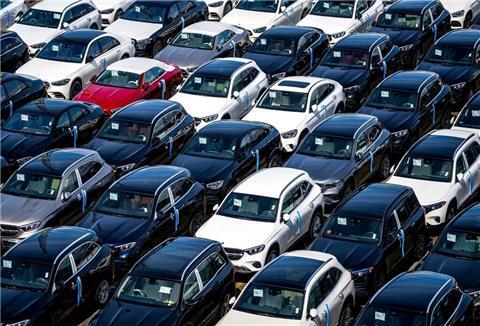 Neuwagen am Autoterminal in Bremerhaven. BLG Logistics will für den Transport zum Luneort künftig eine Weserfähre einsetzen. Die Generalprobe ist am Dienstag.