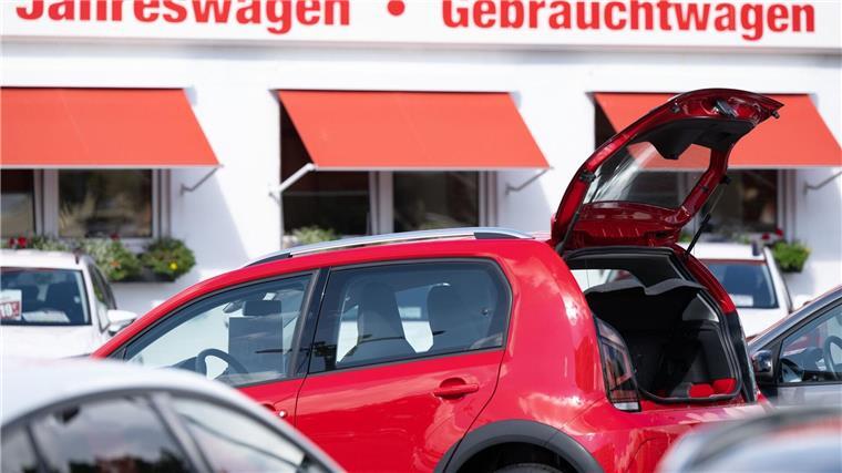 Neuwagen und Gebrauchtwagen stehen bei einem Autohändler nebeneinander.