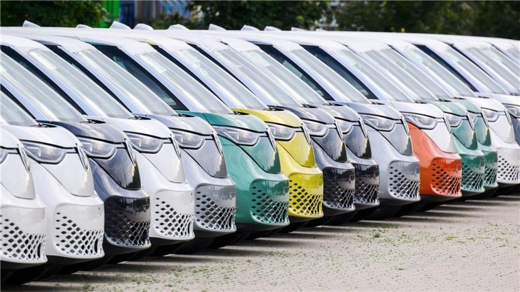 Neuwagen vom Elektrobus Volkswagen ID.Buzz stehen auf einem Hof am Werk von VW Nutzfahrzeuge.