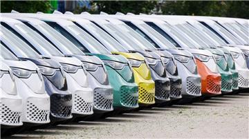 Neuwagen vom Elektrobus Volkswagen ID.Buzz stehen auf einem Hof am Werk von VW Nutzfahrzeuge.