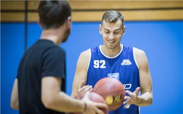 Neuzugang aus Litauen: Paulius Sorokas freut sich über den Trainingsstart.