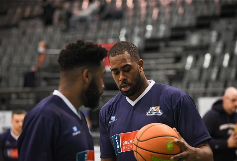 Eisbären verlieren auch das Rückspiel gegen Trier Neuzugang Austin Williams (rechts) gab beim Spiel in Trier seinen Einstand für die Eisbären.