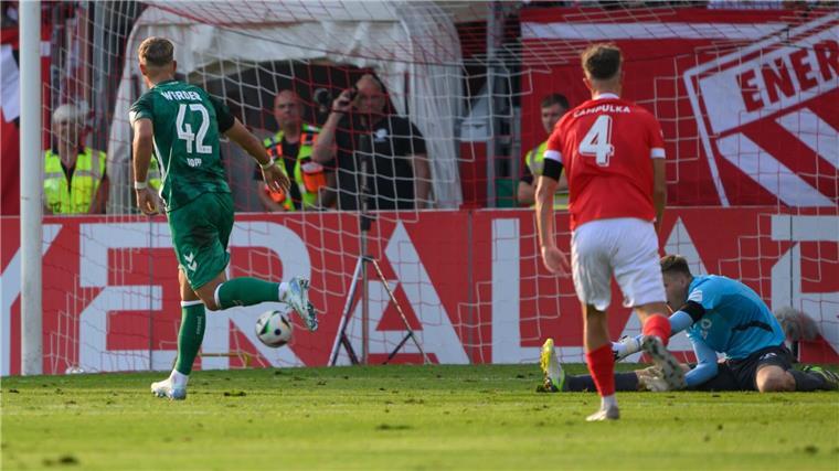 Topp mit Dreierpack: Bremen lässt Cottbus keine Chance Neuzugang Topp war Bremens gefährlichster Mann auf dem Platz.