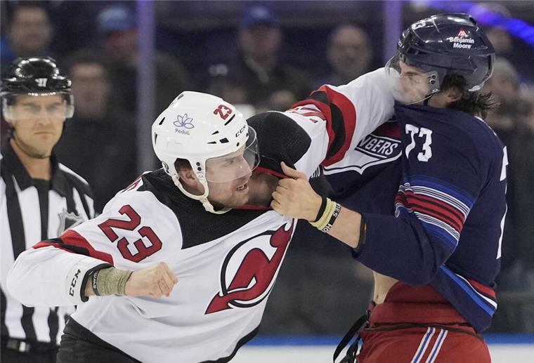 Prügelei direkt nach Spielbeginn: Heftiger Fight bei NHL-Spiel in New York New Jersey Devils-Verteidiger Kurtis McDermid kämpft mit New York Rangers-Center Matt Rempe.