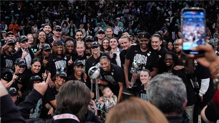Auf dem Basketball-Olymp: Fiebich und Sabally feiern Titel New York Liberty: Posen mit der Meisterschaftstrophäe.