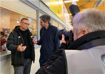 NHL-Legende Steve Yzerman (links) im Gespräch mit NZ-Sportchef Lars Brockbalz.