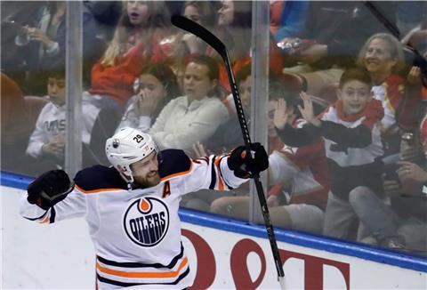 NHL-Profi Leon Draisaitl jubelt über seinen Treffer für die Edmonton Oilers.